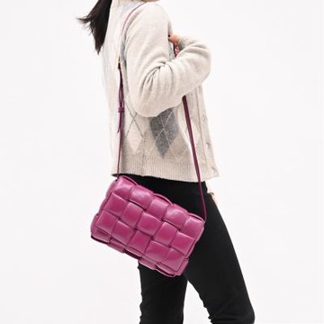 BOTTEGA VENETA 寶緹嘉 Padded Cassette 小羊皮編織斜背枕頭包(桃紫)