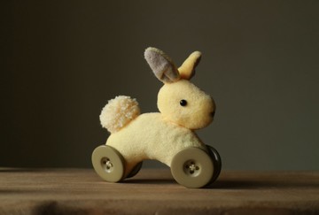立體玩偶擺飾 / 小黃兔鈕扣車 #09