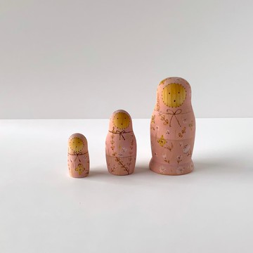 粉色俄羅斯娃娃 野花