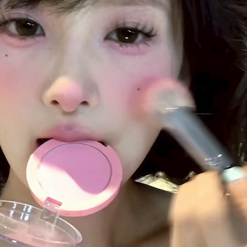 妳天生就要當甜妹的啦！~博主同款腮紅 單色腮紅 腮紅 草莓牛奶色愛好者 很正的嫩粉色腮紅 眼妝打底 平價純欲自然裸妝修容