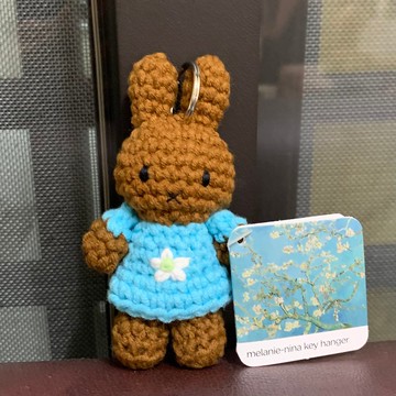 Just Dutch | Melanie 梅樂妮兔 手工編織 梵谷 杏花 鑰匙圈 吊飾