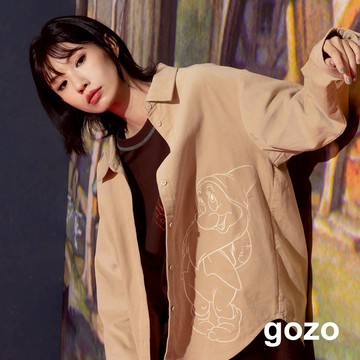 【gozo】迪士尼系列 害羞鬼立體繡花條絨長袖襯衫(淺卡其/淺綠_F) | 女裝 襯衫領 百搭
