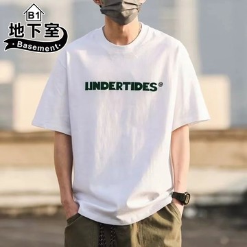 地下室B1-短t恤 美式英文字母印花短袖T恤 寬鬆 圓領 短袖上衣 大尺碼5XL【NL625174】