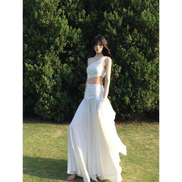 法式小眾高級清冷感白色斜肩露腰連衣裙女海邊度假氛圍感超仙長裙