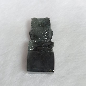 逸品軒～天然緬甸玉A貨-O0435-烏雞貓頭鷹小擺件高33.7mm寬15.2mm厚10.2mm
