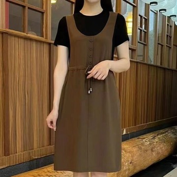 女裝洋裝｜洋裝｜圓領｜減齡時尚｜時尚百搭｜氣質百搭｜日常穿搭｜修飾身形｜百搭日常