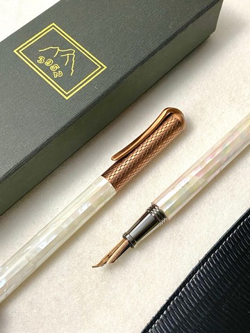3952老山羊-噍吧哖 嚴選珍珠母貝 玫瑰金書法鋼尖鋼筆