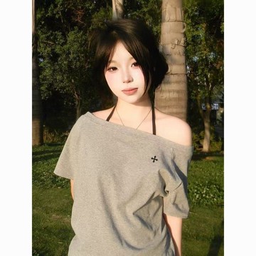 女生短袖 露肩上衣 夏季短袖女 女裝韓版美式復古字母印花短袖T恤夏季百搭學院風簡約通勤斜肩上衣潮3/4