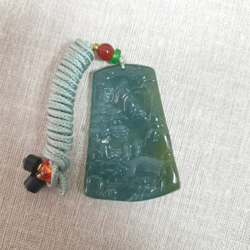 逸品軒~天然翡翠A貨-Z5877-瓜料山水貴人墜子(附陸證)長50.5mm寬35.5mm厚5.2mm