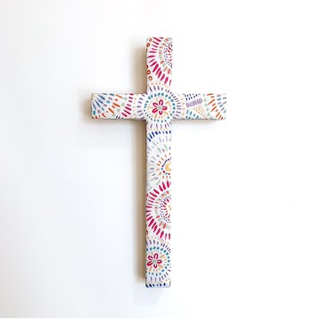起初壁掛彩色十字架。煙火-白
