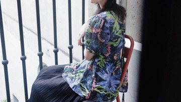 繁花挖背澎袖上衣