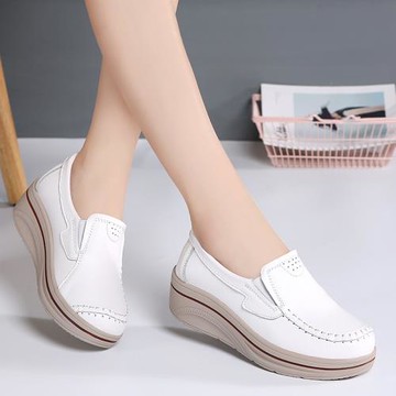 護士鞋女春秋小白鞋舒適不累腳工作媽媽鞋休閑軟底厚底真皮搖搖鞋