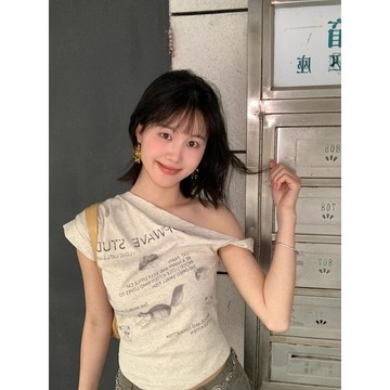 【 𝑭𝒍𝒐𝒘𝒆𝒓𝒔𝒆𝒂】美式復古 字母小狗印花 灰色 純棉短袖T恤 辣妹 不規則 斜肩上衣 T恤女