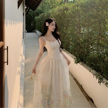 重工刺繡吊帶連衣裙 夏季海邊度假風收腰顯瘦絕美長裙 杏色碎花吊帶魚骨高腰長洋裝 法式復古蕾絲花邊仙女裙 度假風杏色洋裝