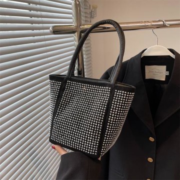 今年流行小眾設計包包女夏2022新款潮洋氣亮鉆手提水桶包單肩包女