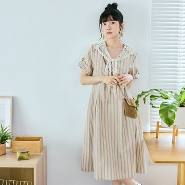 OB嚴選中大尺碼-日系條紋V領假排釦洋裝《DA10498》