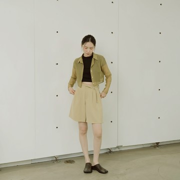 QUEENSHOP_ S 女裝 細腰帶打褶設計西裝短褲-卡其 S/M/L 現+預 【04130248】