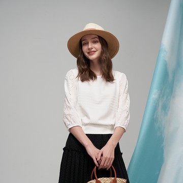 CLL巧玲瓏 立體壓紋鏤空刺繡上衣 7123703