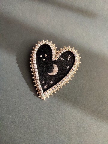 手工製作的黑色心形銀月塔羅牌別針  巫術珠寶刺繡串珠胸針