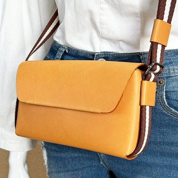 COZI - 義大利植鞣皮革 Mini 斜挎包 肩背包 胸包 - 可收納手機、皮夾、護照、鑰匙、眼鏡或日常必需品 亮駝皮+米白色肩帶斜挎包