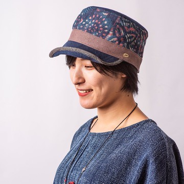 由印度靛藍染色傳統布RalliQuilt做的可翻轉的帽子 Windigo