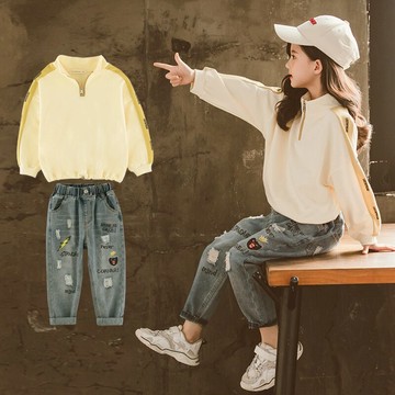 女童洋氣衛衣套裝新款春裝韓版兒童時髦字母破洞牛仔褲兩件套1入