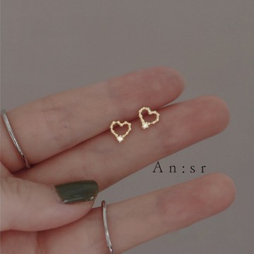 An:Sr—「鏤空愛心 小鑽 耳針」氣質 韓系 925銀針 百搭 情人節 兩色A0040