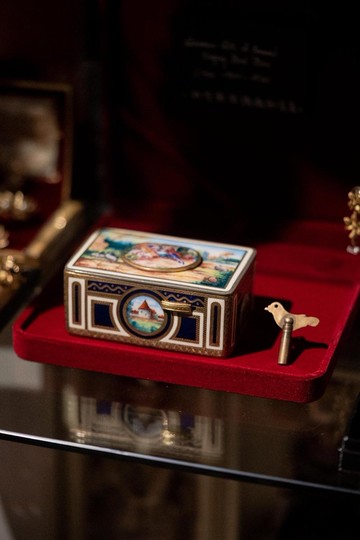 罕 有 琺 瑯 鳴 樂 盒