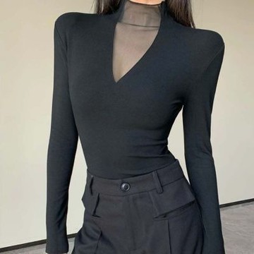 AKARA 微拼接蕾絲V領小心機顯瘦曲線款上衣(美型穿搭 / 時尚款/ 明星款)