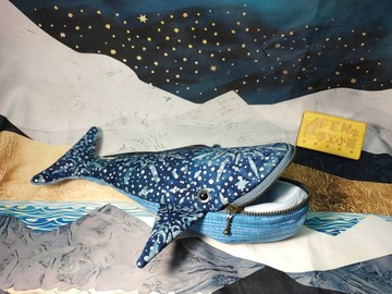海洋生物袋物系列-美國布料手作蠟染燙銀雪花鯨魚筆袋-鯨魚款筆袋