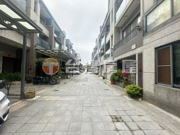 【沙鹿中港挪威｜輕屋齡傳統前院停車別墅】｜台中市沙鹿區自強路