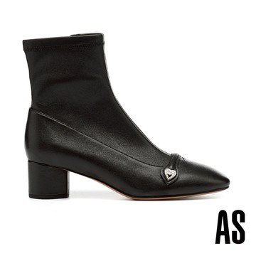 AS 復古狂歡愛心珍珠釦彈力羊皮高跟短靴－黑