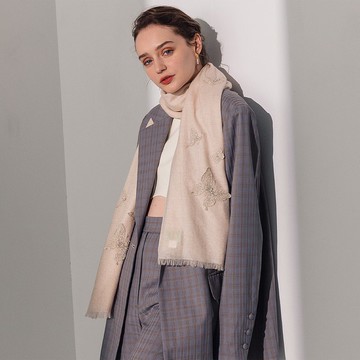 【輕奢】Iris芭蕾蝴蝶訂珠蕾絲刺繡純羊絨Cashmere圍巾-裸膚色