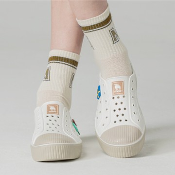 moz瑞典 駝鹿 雙色洞洞餅乾水鞋 (奶蓋牛奶燕麥) 全球首創 舒適厚底 防潑水 男女同款-附鞋扣