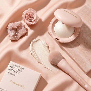 美國｜Rare Beauty 高光 Enlighten 水光肌 絲滑高光 立體修容小燈泡｜ 打亮餅 2.8g｜人手一入超高光時刻 賽琳娜