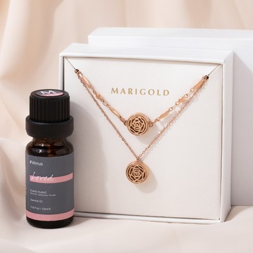 [鈦鋼]MARIGOLD精油玫瑰之心擴香飾品1+1禮盒【MMS114-KMD115-PER013】