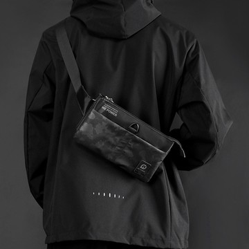 【A classic】新款休閒男腰包輕便防潑水胸包男包(斜背包)