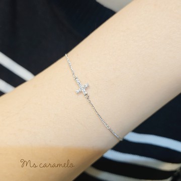 【焦糖小姐 Ms caramelo】925純銀鍍K白 小巧十字架手鍊