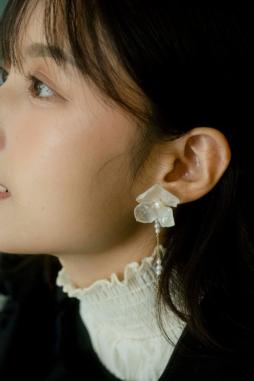 白色大繡球雨滴耳環 Audrey Earrings