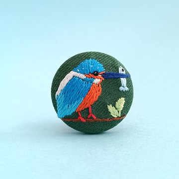 銜著魚的翡翠鳥迷你胸針或刺繡髮圈