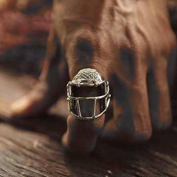 美式橄榄球头盔环由925纯银骑士风格制成