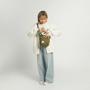 防潑水日常斜背包 DESI ECO 磁扣開口方便收納 (橄欖)