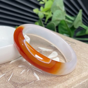 紅白瑪瑙手鐲57MM 冰潤半透漸變紅白飄花玉髓手環 半山半水 清秀