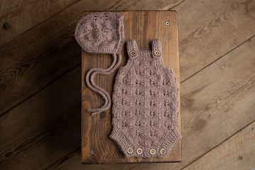 新生兒棕連身衣：嬰兒的完美服裝