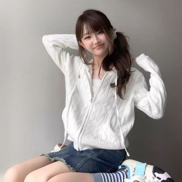 ♡ 𝑪𝒉𝒊𝒄 𝒖 ♡韓系軟糯白色麻花毛衣外套女秋小個子顯瘦別緻連帽短款開衫上衣