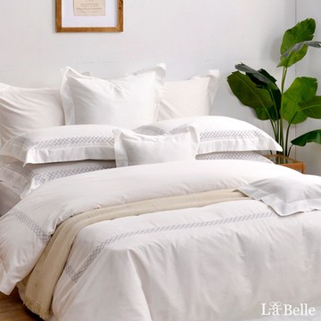 【Great Living格蕾寢飾】義大利La Belle 方圓舒曲-珍珠白 特大長絨細棉刺繡四件式被套床包組(共三色)