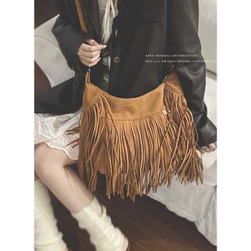 仿鹿皮流蘇包包女2023新款潮美拉德風復古馬鞍包百搭ins斜挎包