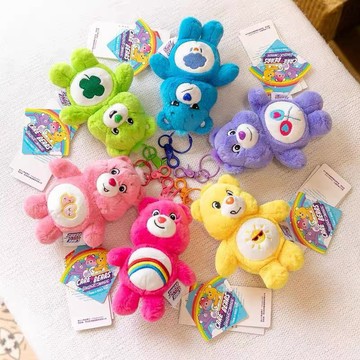 限量發售【遊戲家】Care Bears 彩虹熊 按壓發聲娃娃吊飾 - 隨機出貨