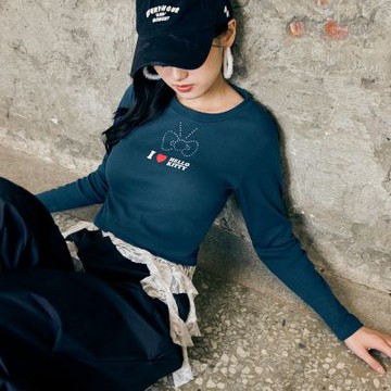 OB嚴選中大尺碼-KITTY街頭狂野燙鑽蝴蝶結項鍊短版長袖上衣《IK0071》