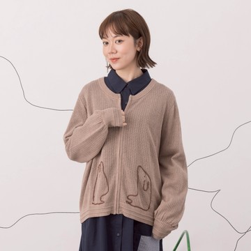 【MOSS CLUB】手繪動物盤帶繡洞洞拉鍊圓領針織外套 藍 駝 灰(魅力商品)